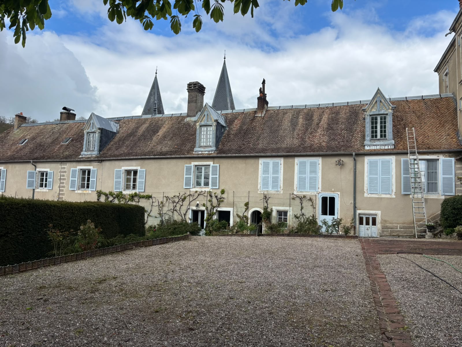 Toiture ancienne d'une grande demeure avant intervention