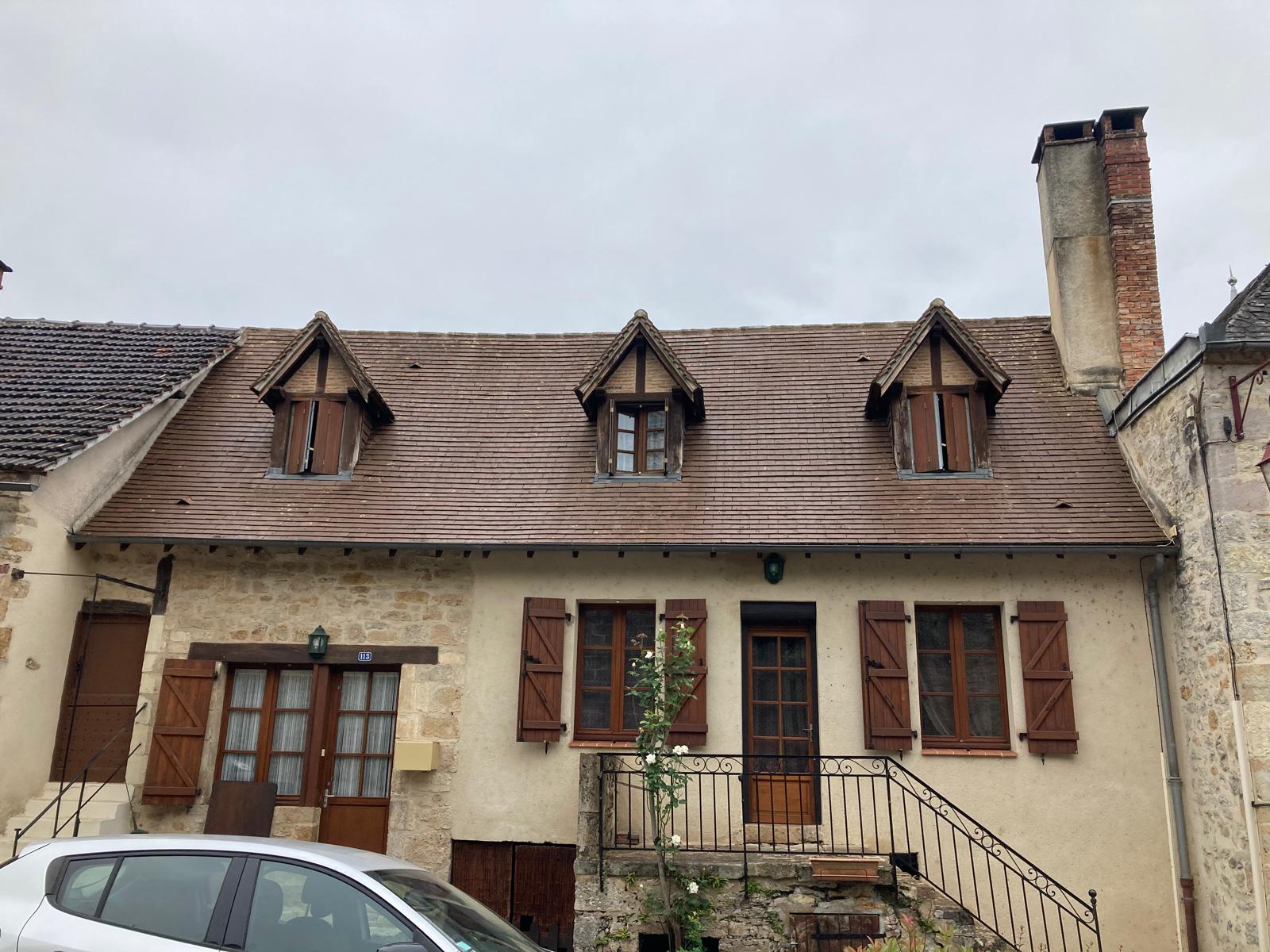 La même toiture de maison en pierre propre après nettoyage