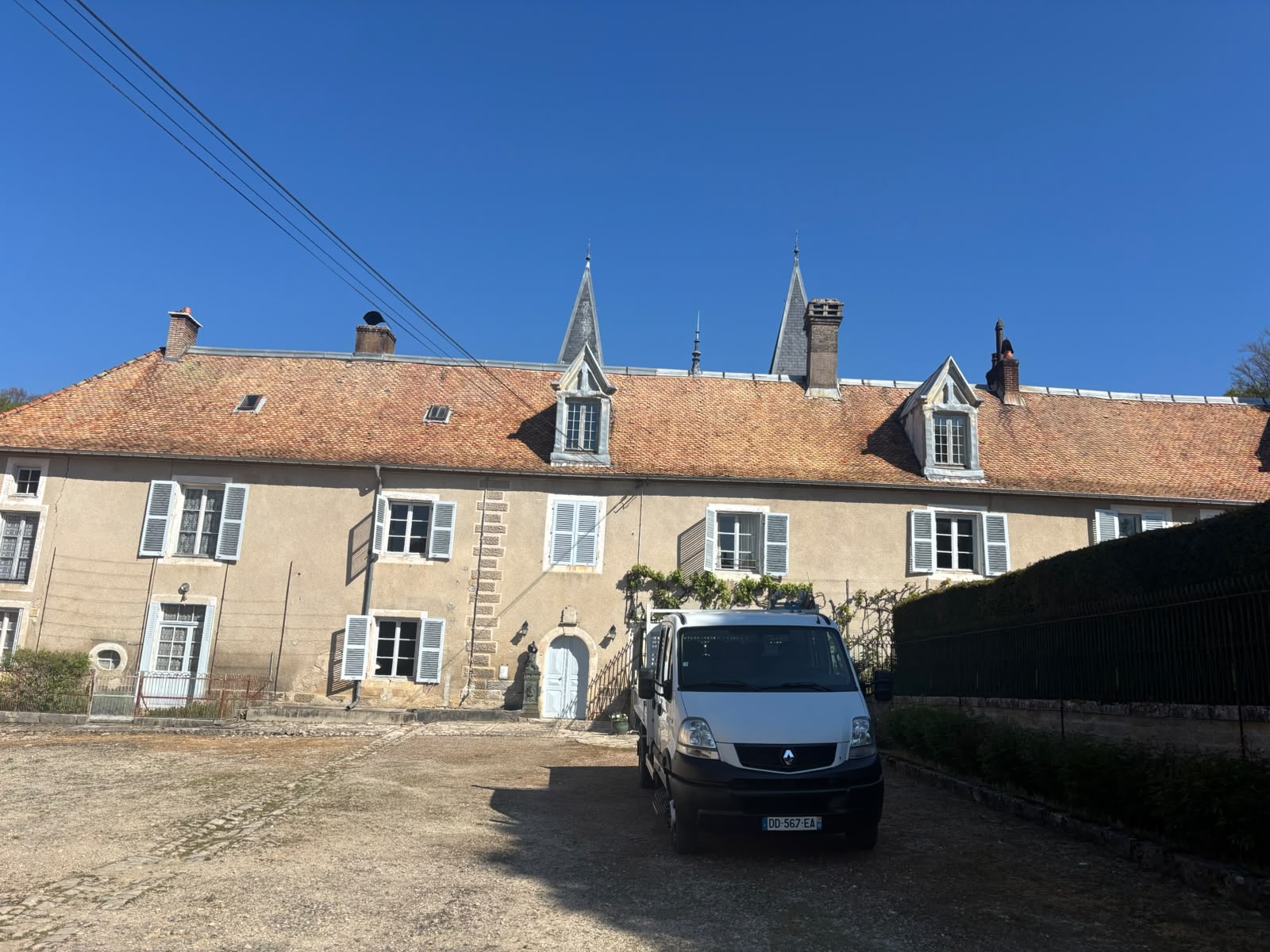 La même toiture de grande demeure après intervention